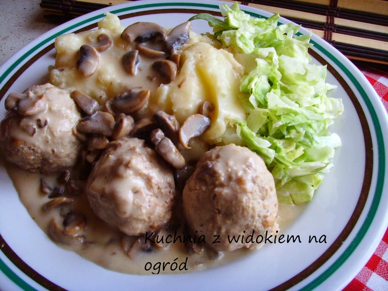 Pulpety z indyka w sosie pieczarkowo serkowym
