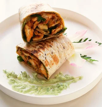Shoarma z sosem czosnkowym z dodatkiem awokado