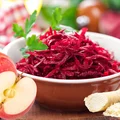 Zrób tę surówkę z buraka — kolorowa bomba witamin na grilla!