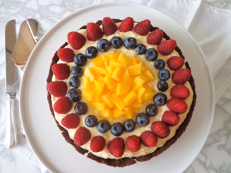 Czekoladowa tarta z kremem z mango i owocami, bez pieczenia