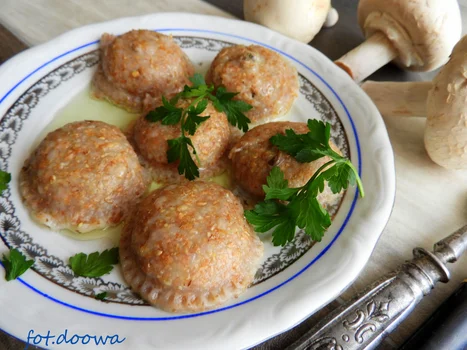 Razowe pierożki z pieczarkami