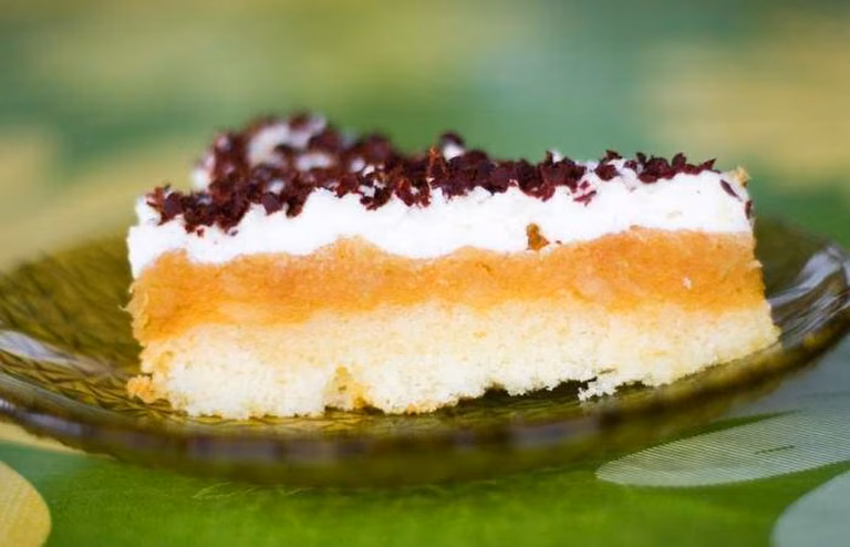 Ciasto piastowskie – szarlotka ze śmietaną