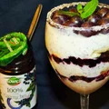 Jogurt z chia, bananem i dżemem z czarnego bzu