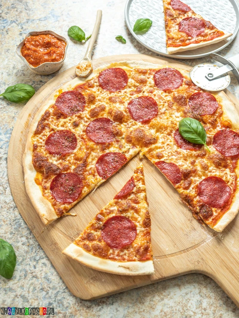 Włoska pizza na cienkim cieście