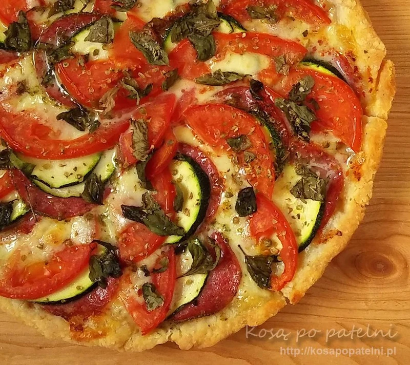 Tarta z salami, cukinią, mozzarellą i pomidorami
