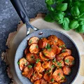 Kiełbasa smażona z cebulą w pomidorowym sosie