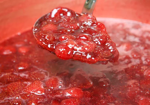 Jak zachować kolor dżemu truskawkowego? To łatwiejsze niż myślisz!