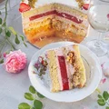 Tort truskawkowo śmietankowy z chrupką migdałową