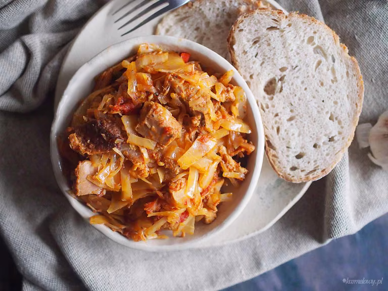 Mięsny bigos z grzybami