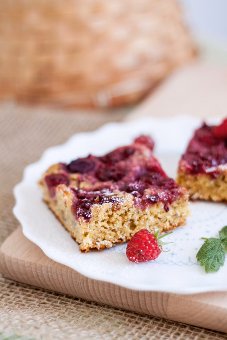 Bezglutenowe ciasto bananowe z malinami i kokosem
