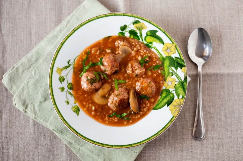 ZUPA Z KLOPSIKAMI, KASZĄ JĘCZMIENNĄ I PIECZARKAMI