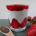 Jogurtowy pudding chia z truskawkami