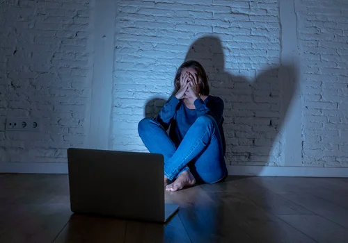 Gwałt przez Internet? Zbrodnia bez kontaktu fizycznego? Polskie prawo staje przed poważnym wyzwaniem