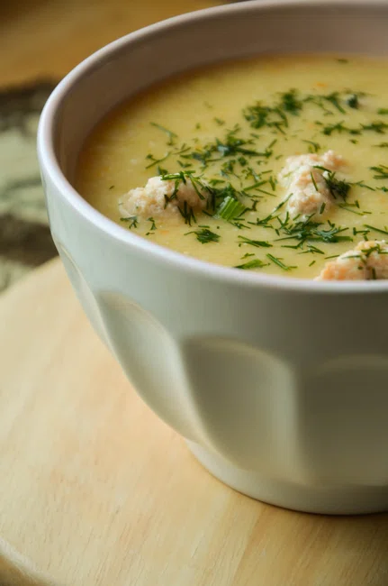 zupa kalafiorowo-ziemniaczana z pulpetami łososiowymi