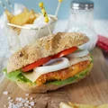 Domowy chicken burger z frytkami