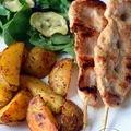 Filet na patyku z pieczonymi ziemniakami oraz sałatką ze szpinaku i cukinii