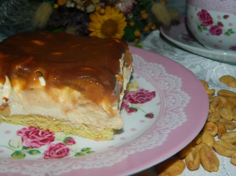 Biszkopt z kremem i orzeszkami ziemnymi ala snickers