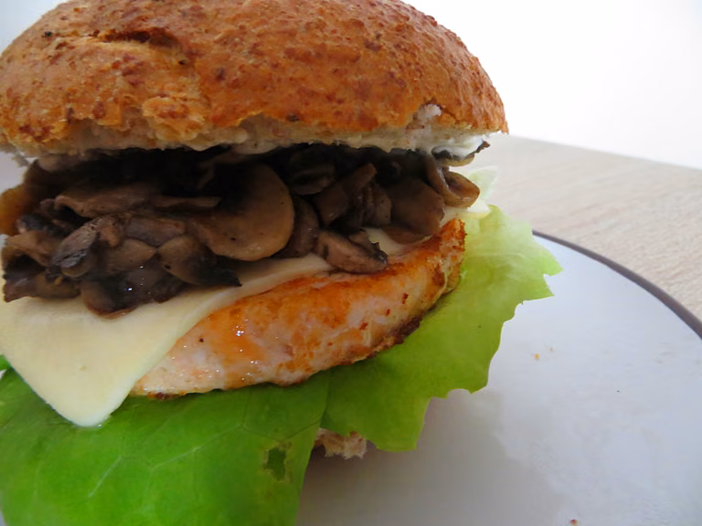 Łososiowy burger z pieczarkami