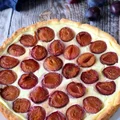 Tarta z kremem budyniowo-twarogowym i śliwkami