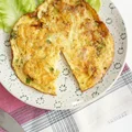 Omlet z szynką szwarcwaldzką, szczypiorkiem i serem cheddar