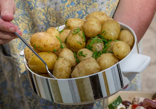 Młode ziemniaki gotuje tylko w ten sposób! Wiele osób popełnia podstawowy błąd i psuje ich smak