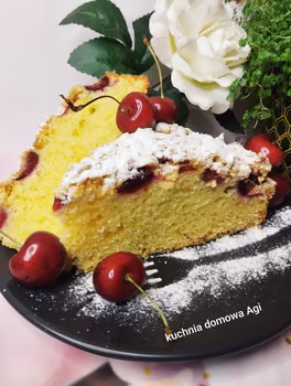Ciasto drożdżowe łyżką mieszane z czereśniami i kruszonką