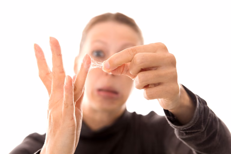 Skuteczny sposób na POZBYCIE SIĘ KLEJU z dłoni!