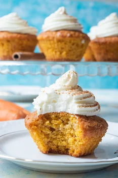 Muffinki marchewkowe z kremem śmietankowo-cynamonowym
