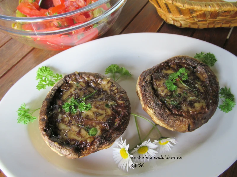 Grillowane faszerowane pieczarki.
