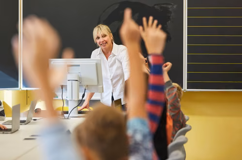 Nawet 4500 zł dla pracowników po 55. roku życia! ZUS wypłaca to świadczenie co miesiąc