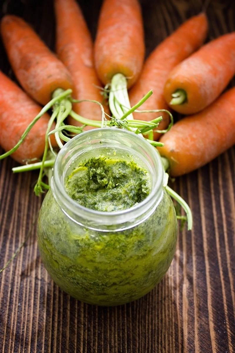 Pesto z natki marchewki