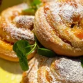 http://korniszonki.blogspot.com/2017/08/drozdzowe-slimaki-z-konfitura-morelowa.html
