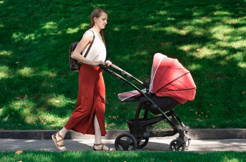 Pracująca mama dostanie z ZUS 1500 zł co miesiąc! Informacja od ZUS