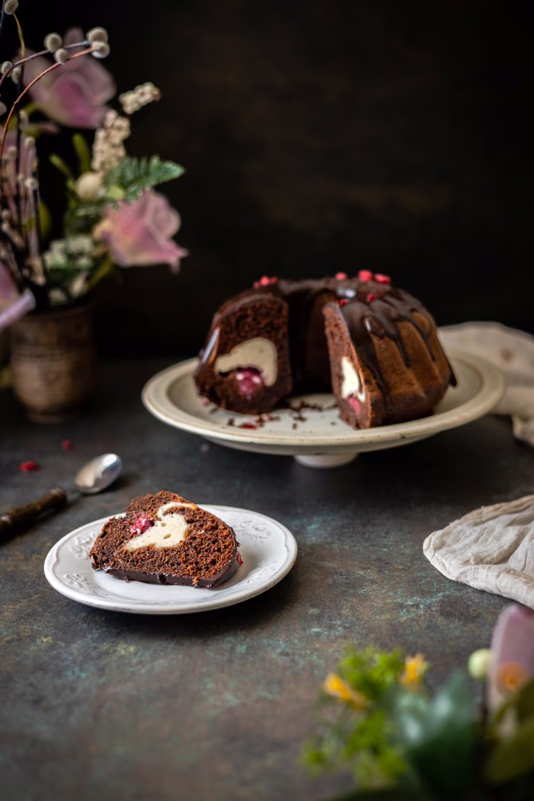 Babka czekoladowa z serem i malinami