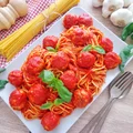 Spaghetti w sosie pomidorowym z pulpecikami