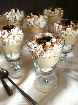 Deserek w pucharku Dacquoise (dakłas)