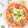Pizza z wędzoną goudą, fetą i szpinakiem