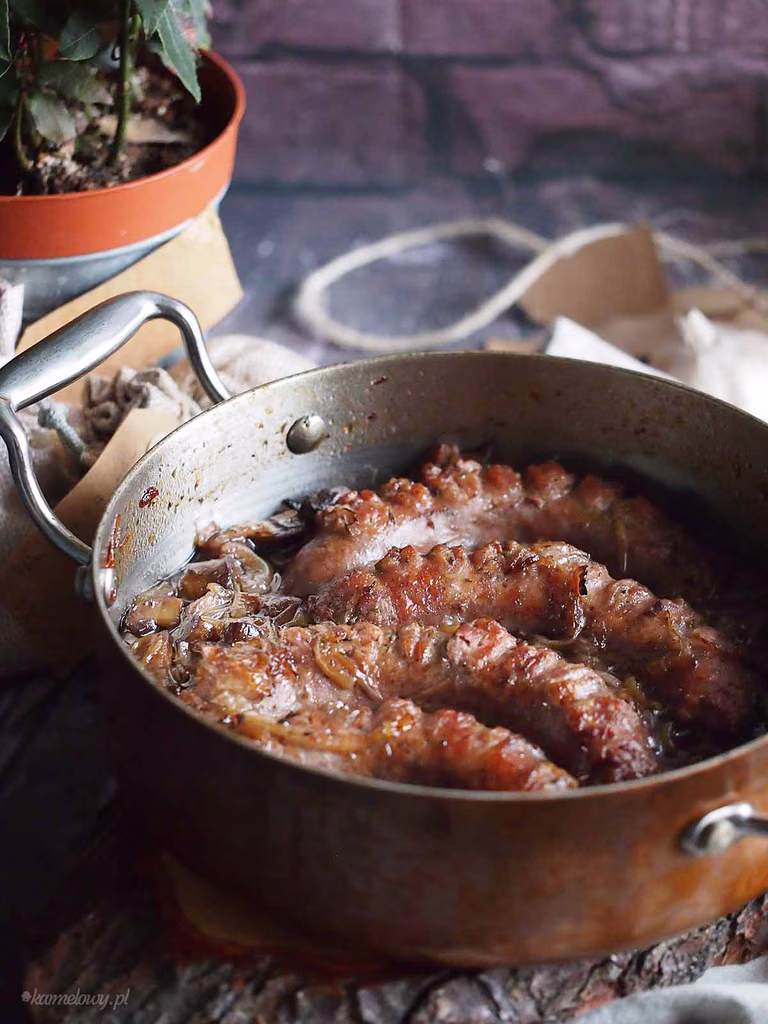 Kiełbasa zapiekana z karmelizowaną cebulą / Sausage and Caramelised Onion Hot Pot