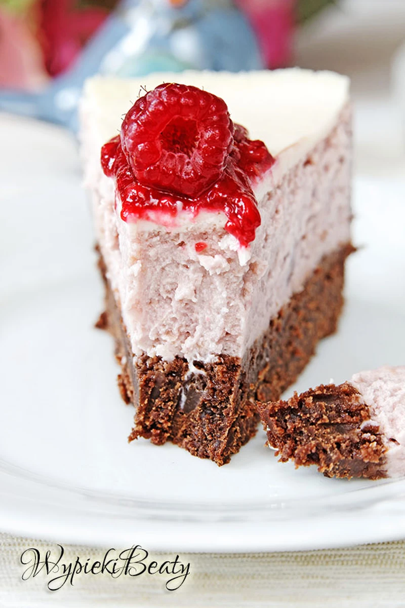Sernik malinowy na spodzie brownie