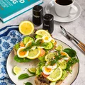 Kanapki z wędzonym łososiem, jajkiem i sosem miodowo-musztardowym
