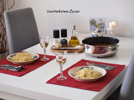 Spaghetti z cukinią i boczkiem w czerwonym sosie