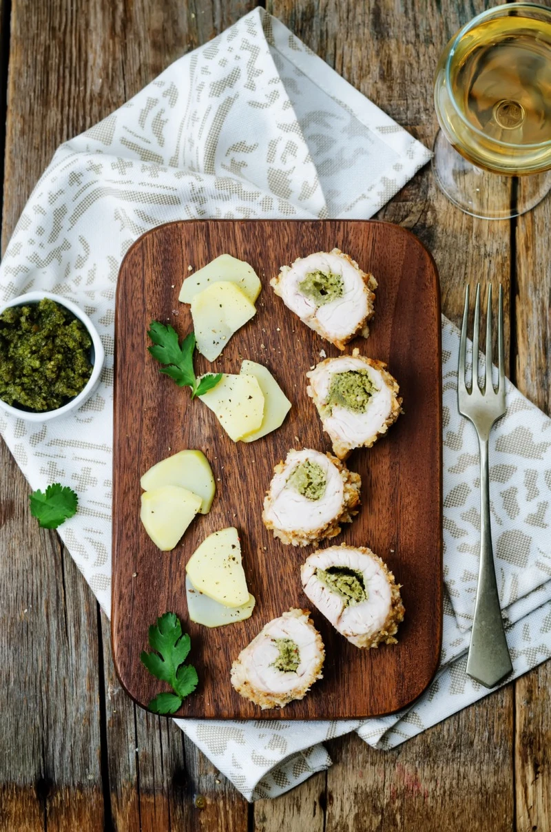 ROLADKI Z KURCZAKA Z BAZYLIOWYM PESTO I ORZECHAMI