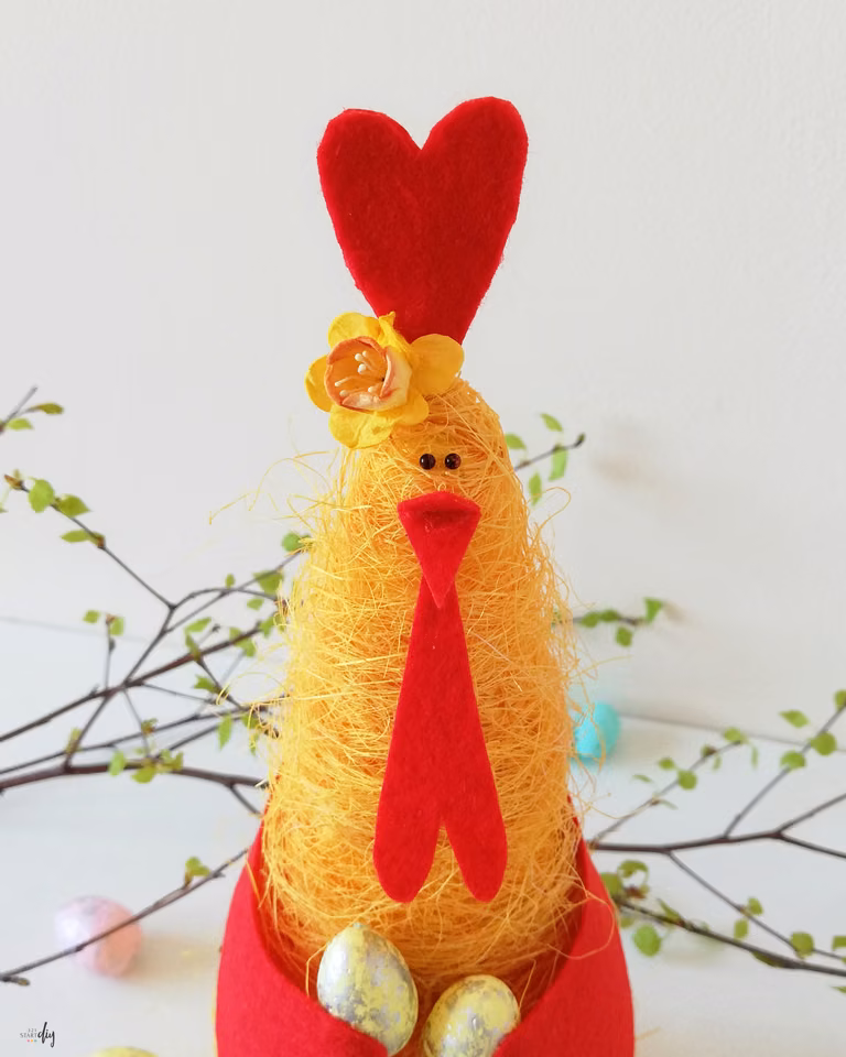 Wesoła kurka wielkanocna – dekoracja diy