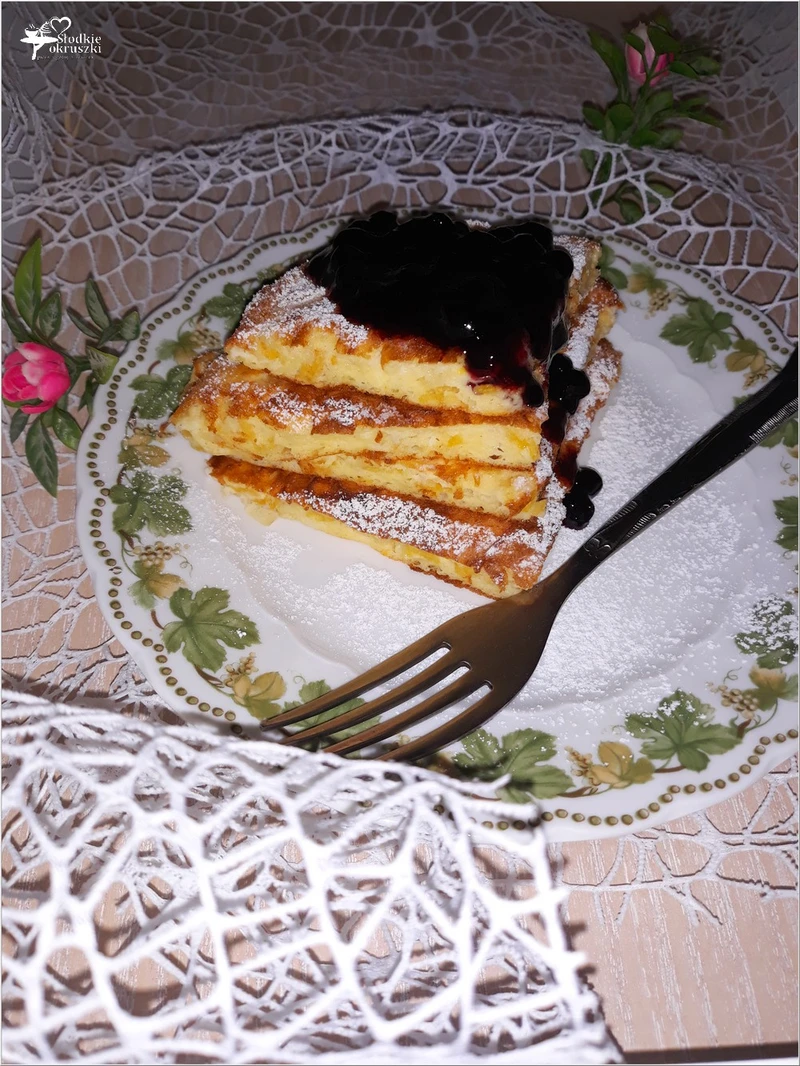 Jogurtowy omlet z corn flakes i konfiturą jagodową