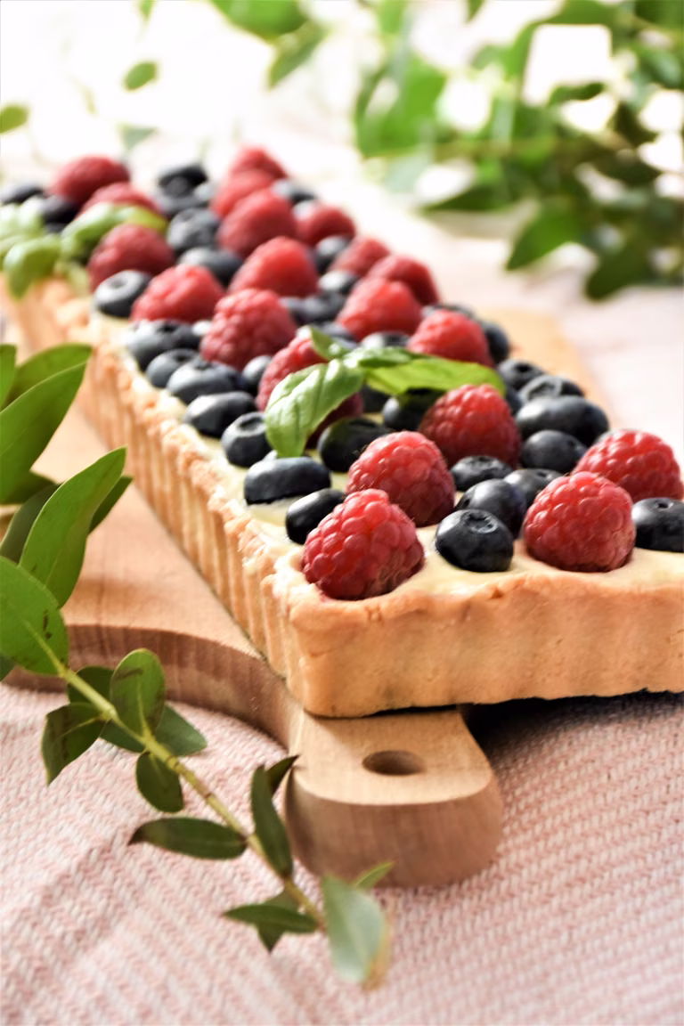 tarta z kremem, borówkami i malinami