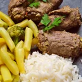 Zraziki wołowe z ogórkiem i suszonym pomidorem na parze