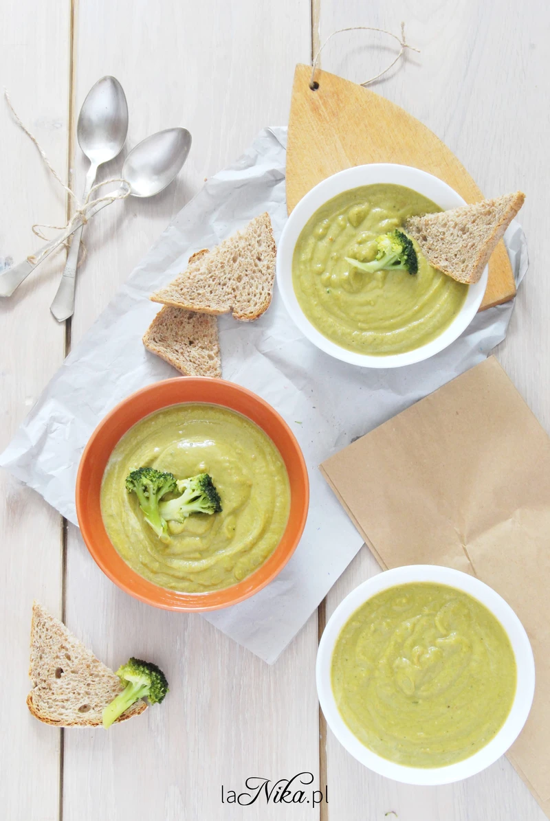 Zupa krem z brokułów z czerwonym pesto