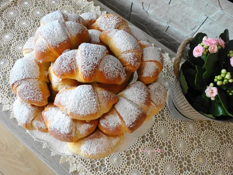 Rogaliki Drożdżowe Nadziane Twarogiem.