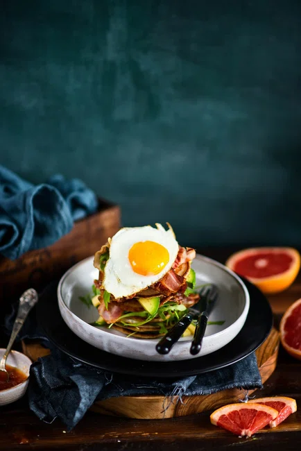 Pomysł na wytrawne śniadanie: placuszki z jajkiem i bekonem