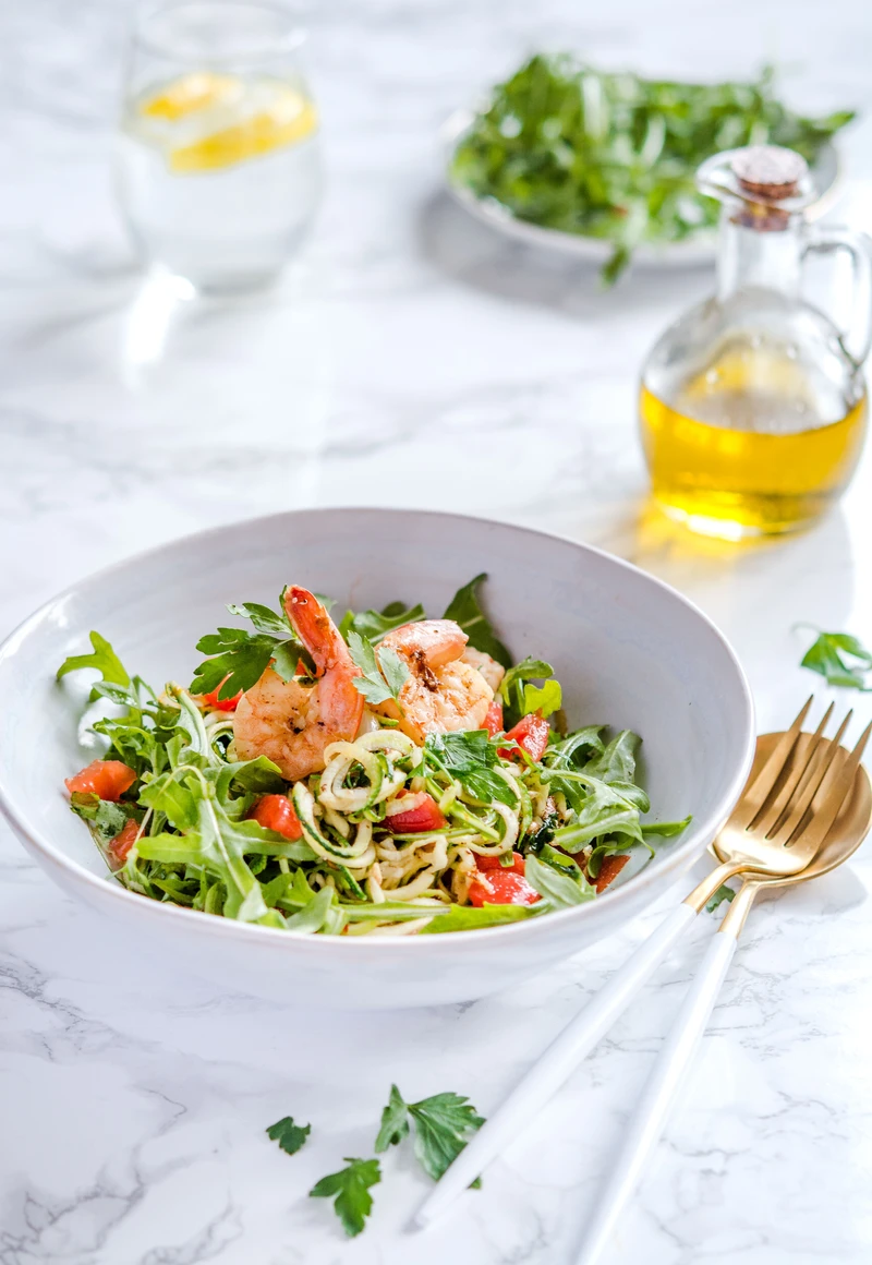 Bezglutenowe spaghetti cukiniowe z krewetkami i cykorią